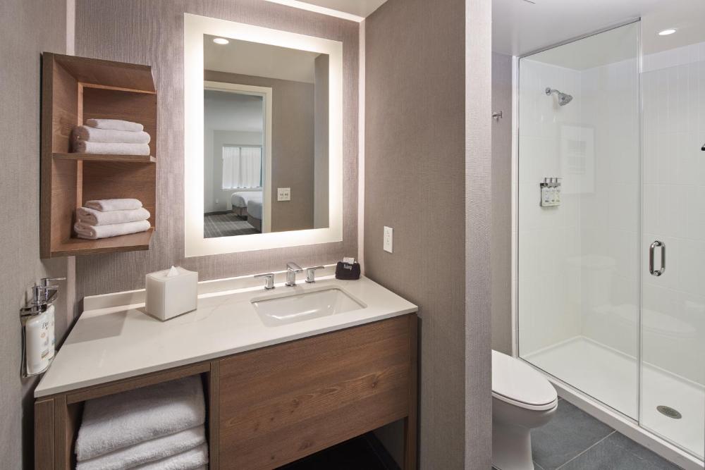 Studio Queen Suite - Communication Accessible interior